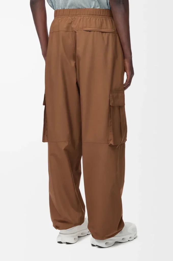 Pantalones cargo de tejido técnico color toffee