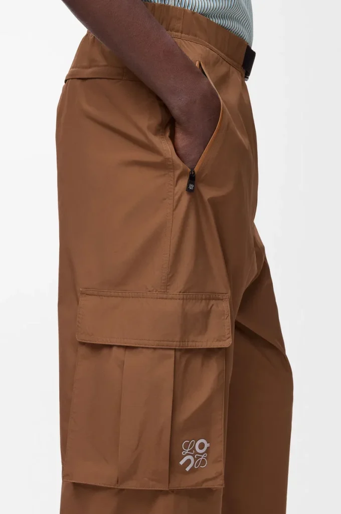 Pantalones cargo de tejido técnico color toffee