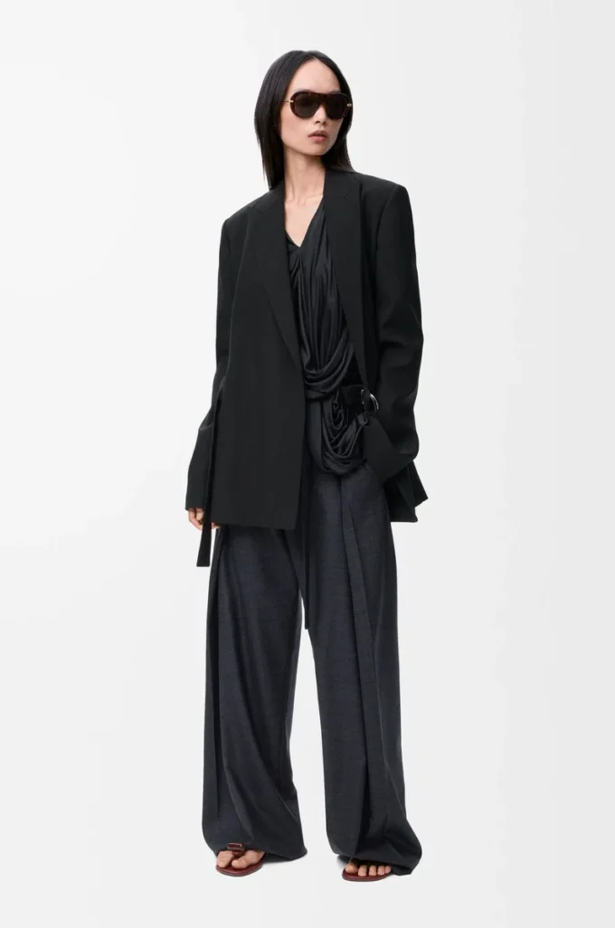 Pantalones con cinturón de lana Gris oscuro Pantalones con cinturón de lana Gris oscuro