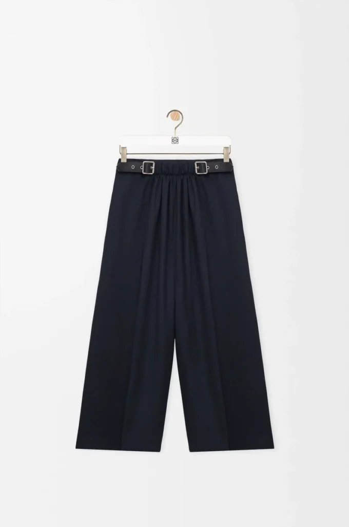 Pantalones cortos con cinturón de lana azul marino Pantalones cortos con cinturón de lana azul marino