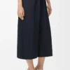 Pantalones cortos con cinturón de lana azul marino Pantalones cortos con cinturón de lana azul marino