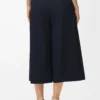 Pantalones cortos con cinturón de lana azul marino Pantalones cortos con cinturón de lana azul marino