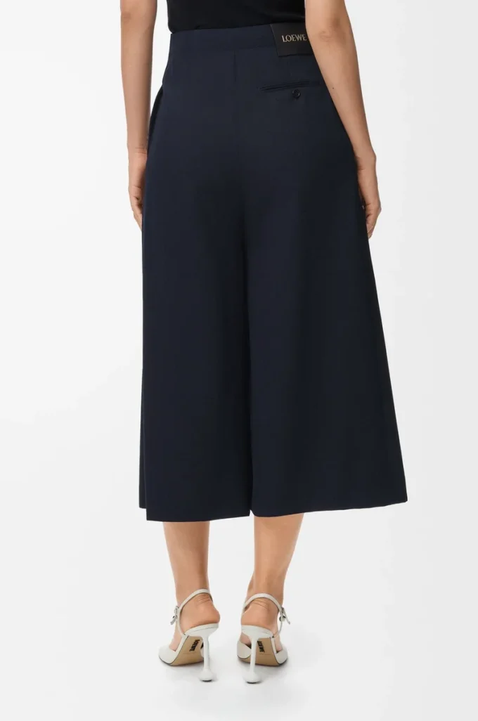 Pantalones cortos con cinturón de lana azul marino Pantalones cortos con cinturón de lana azul marino