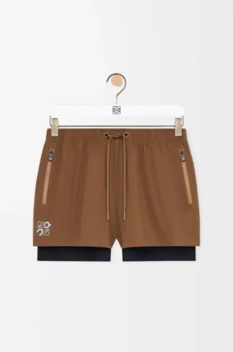 Pantalones cortos de alto rendimiento en tejido técnico color toffee Pantalones cortos de alto rendimiento en tejido técnico color toffee