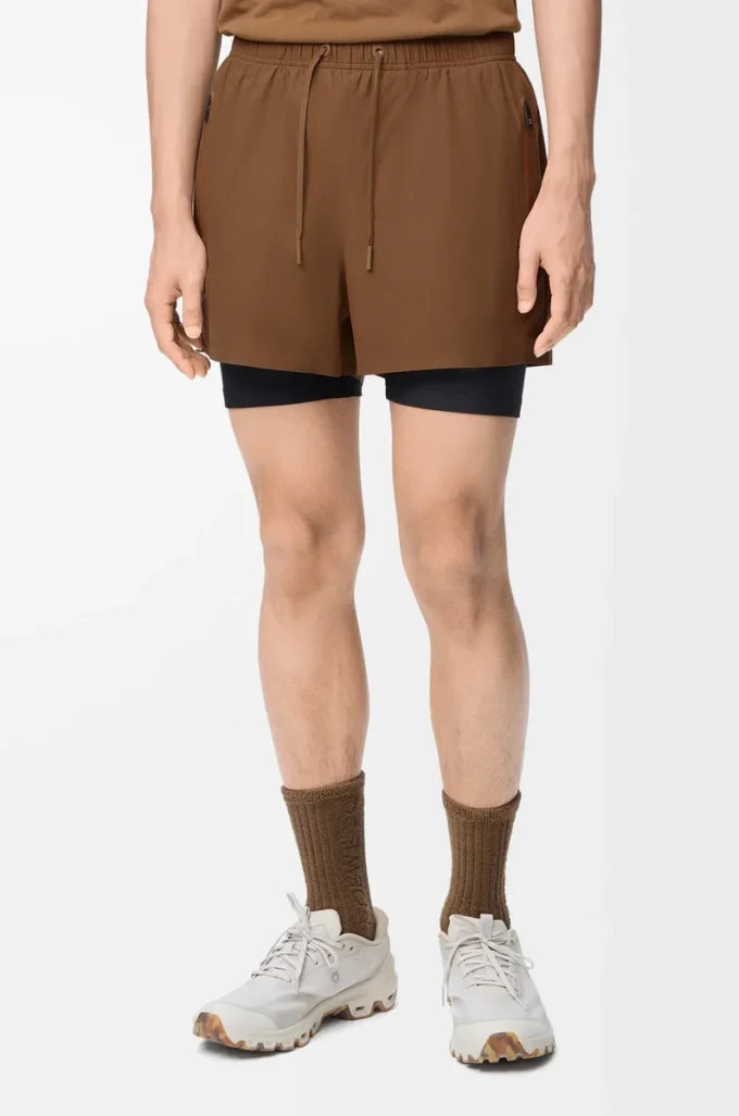 Pantalones cortos de alto rendimiento en tejido técnico color toffee
