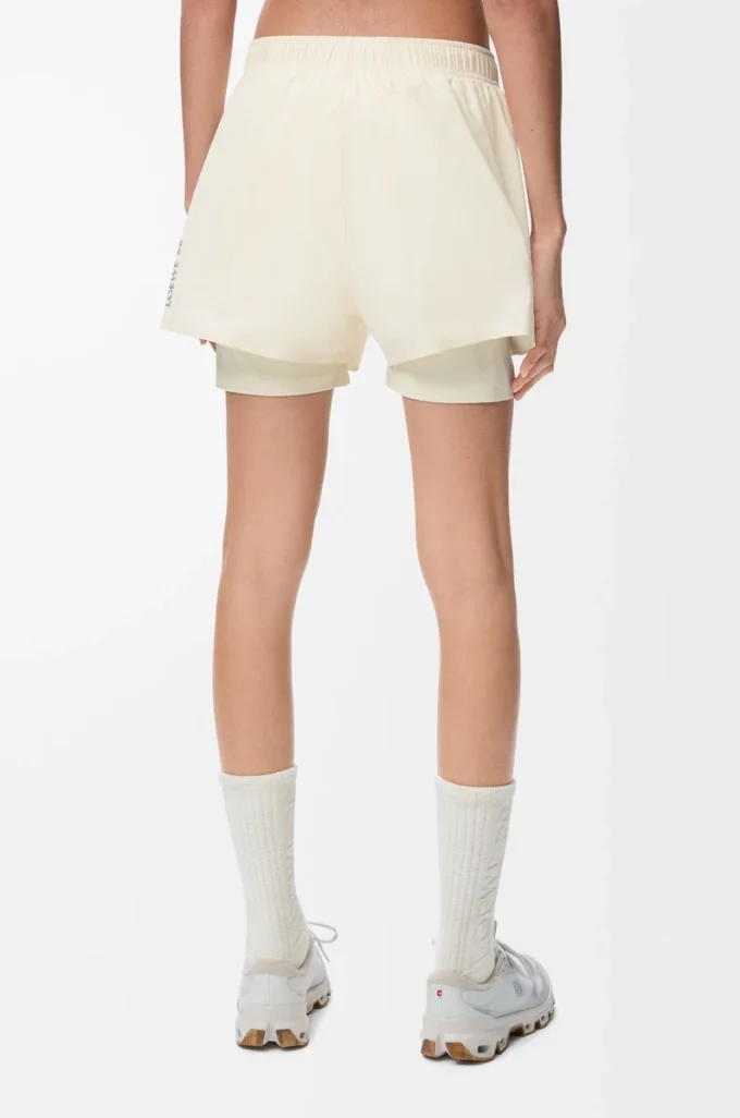Pantalones cortos de alto rendimiento en tejido técnico marfil Pantalones cortos de alto rendimiento en tejido técnico marfil