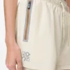 Pantalones cortos de alto rendimiento en tejido técnico marfil Pantalones cortos de alto rendimiento en tejido técnico marfil