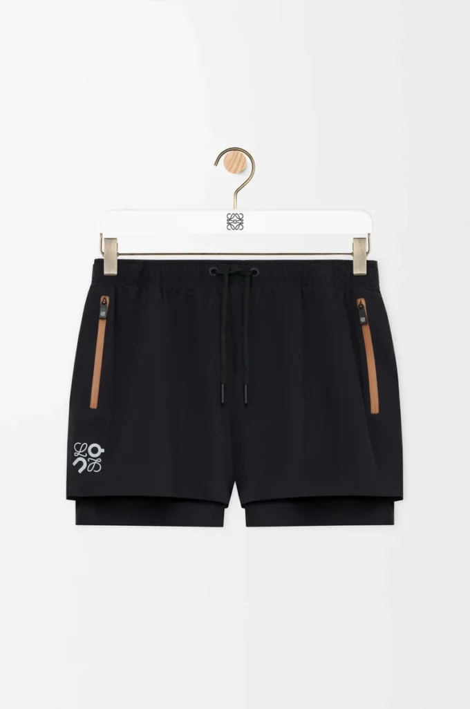 Pantalones cortos de alto rendimiento en tejido técnico negro Pantalones cortos de alto rendimiento en tejido técnico negro