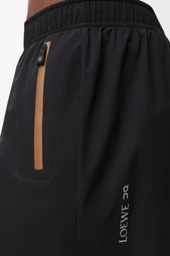 Pantalones cortos de alto rendimiento en tejido técnico negro Pantalones cortos de alto rendimiento en tejido técnico negro