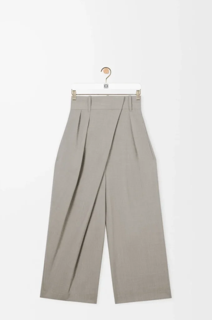Pantalones cropped cruzados de lana en color beige claro jaspeado