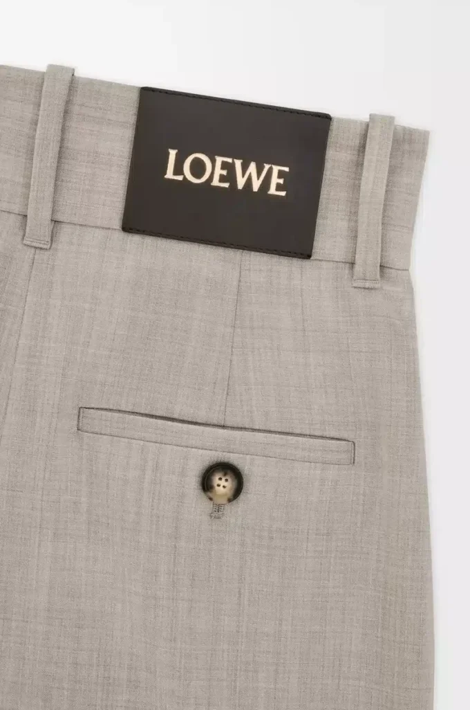 Pantalones cropped cruzados de lana en color beige claro jaspeado