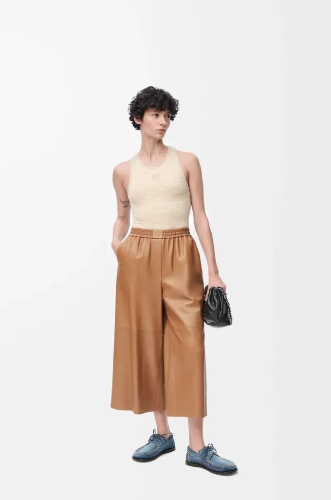 Pantalones cropped de piel de cordero napa color toffee Pantalones cropped de piel de cordero napa color toffee
