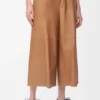 Pantalones cropped de piel de cordero napa color toffee Pantalones cropped de piel de cordero napa color toffee