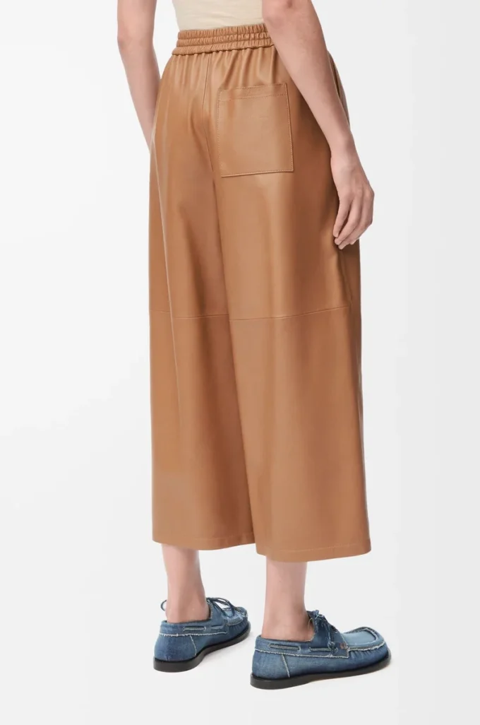 Pantalones cropped de piel de cordero napa color toffee Pantalones cropped de piel de cordero napa color toffee