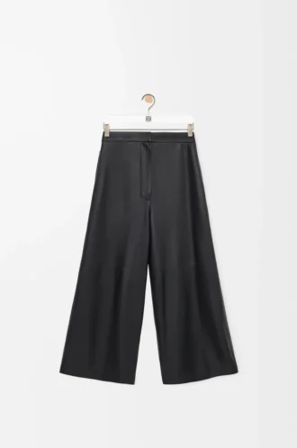 Pantalones cropped de piel de cordero napa. Negro