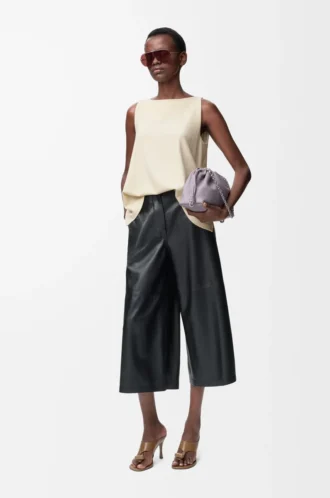 Pantalones cropped de piel de cordero napa. Negro