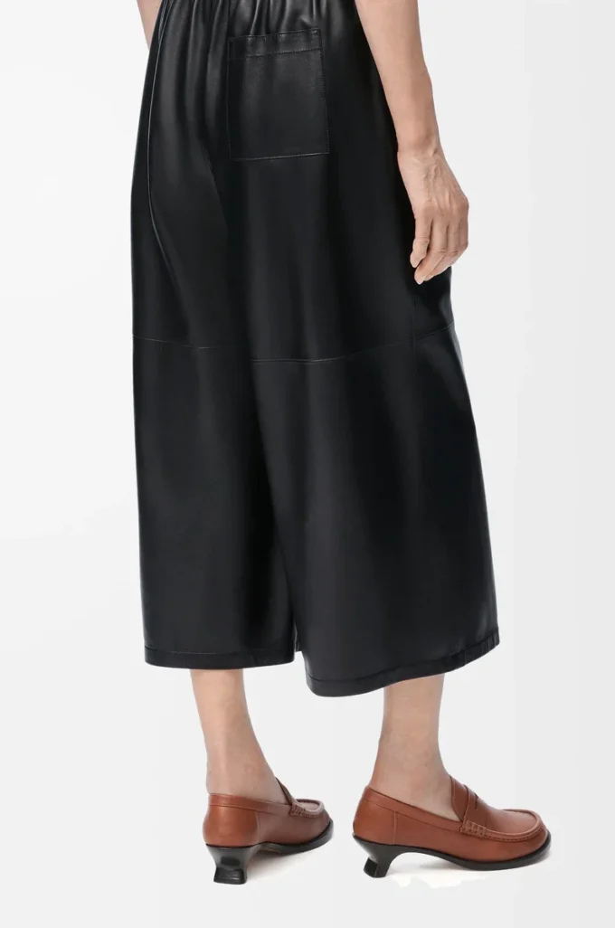 Pantalones cropped de piel de cordero napa. Negro Pantalones cropped de piel de cordero napa. Negro