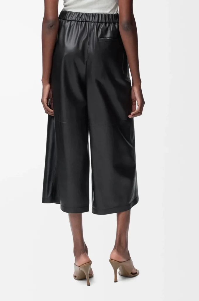 Pantalones cropped de piel de cordero napa. Negro Pantalones cropped de piel de cordero napa. Negro