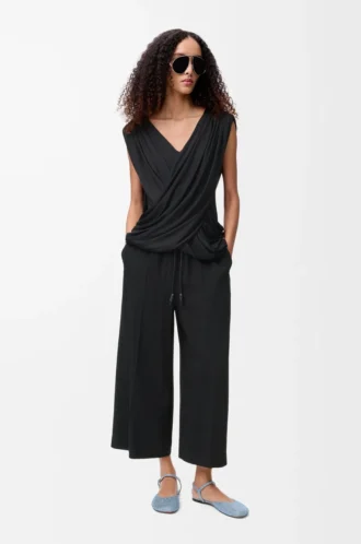 Pantalones cropped de viscosa elástica. Negro