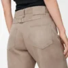 Pantalones de piel de cabra anteada. Beige oscuro.