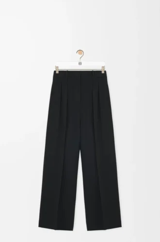 Pantalones de viscosa elástica en color negro.