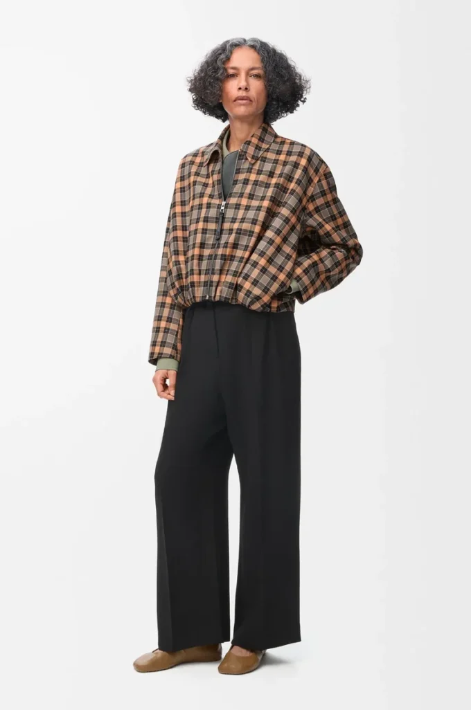 Pantalones de viscosa elástica en color negro. Pantalones de viscosa elástica en color negro.