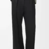 Pantalones de viscosa elástica en color negro. Pantalones de viscosa elástica en color negro.