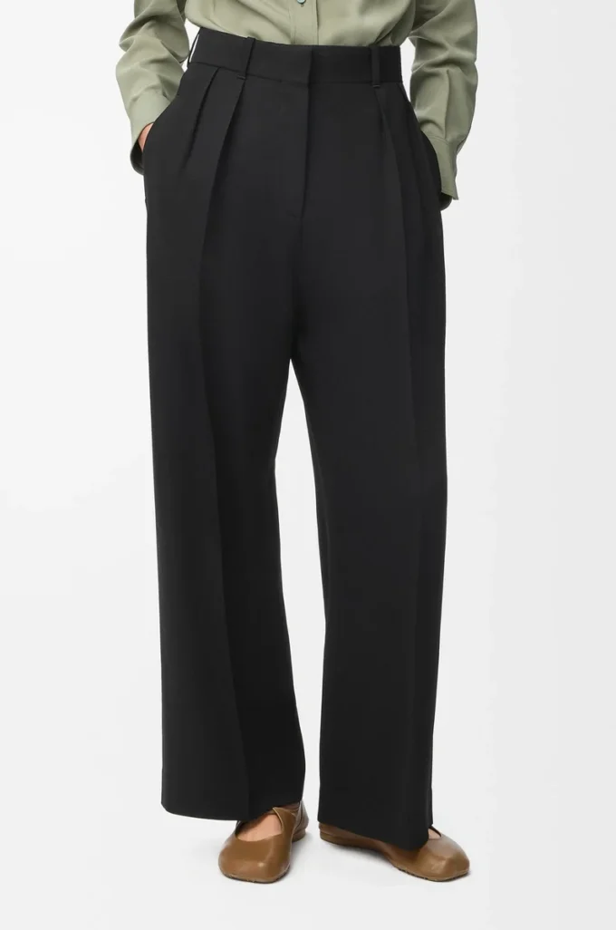 Pantalones de viscosa elástica en color negro. Pantalones de viscosa elástica en color negro.