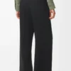 Pantalones de viscosa elástica en color negro. Pantalones de viscosa elástica en color negro.