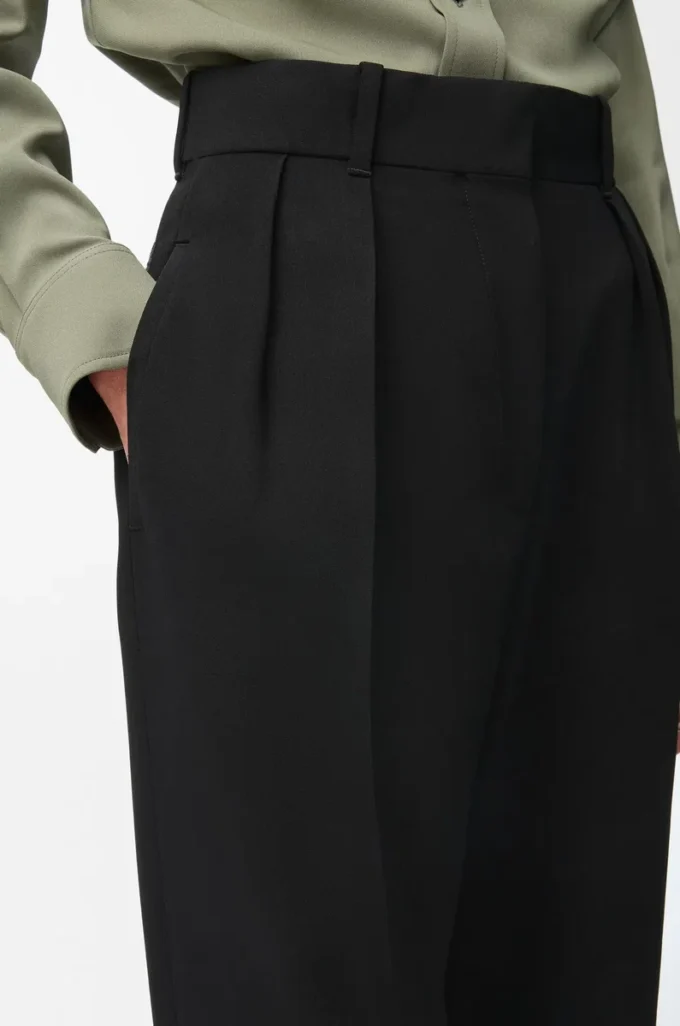 Pantalones de viscosa elástica en color negro. Pantalones de viscosa elástica en color negro.