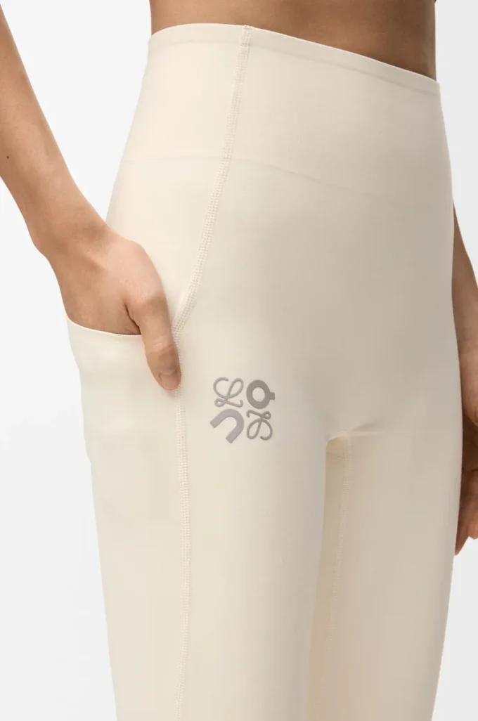 Pantalones suaves acampanados en jersey técnico marfil Pantalones suaves acampanados en jersey técnico marfil