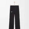 Pantalones suaves de corte acampanado en jersey técnico negro Pantalones suaves de corte acampanado en jersey técnico negro