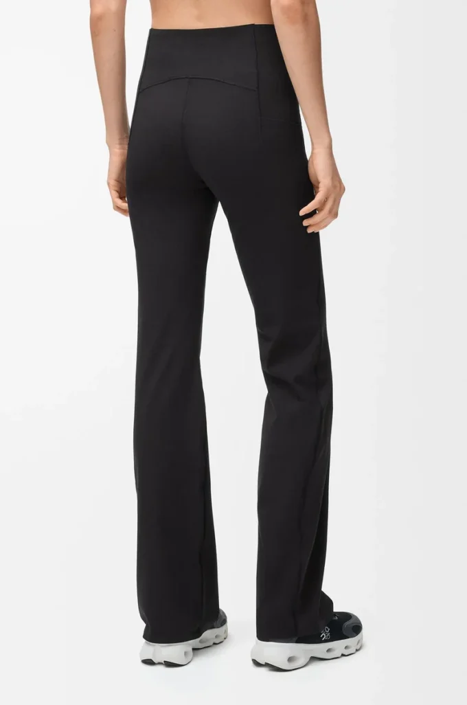 Pantalones suaves de corte acampanado en jersey técnico negro Pantalones suaves de corte acampanado en jersey técnico negro