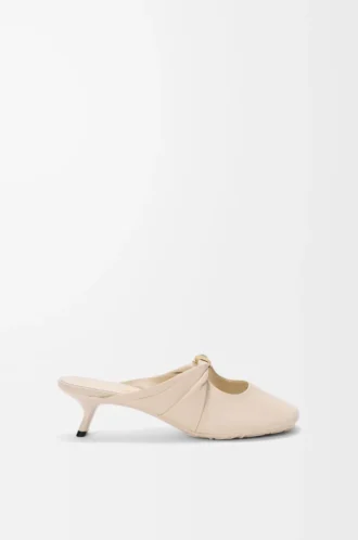 Pebble Mule suave de piel de cordero napa Dough