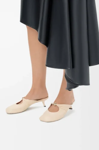 Pebble Mule suave de piel de cordero napa Dough