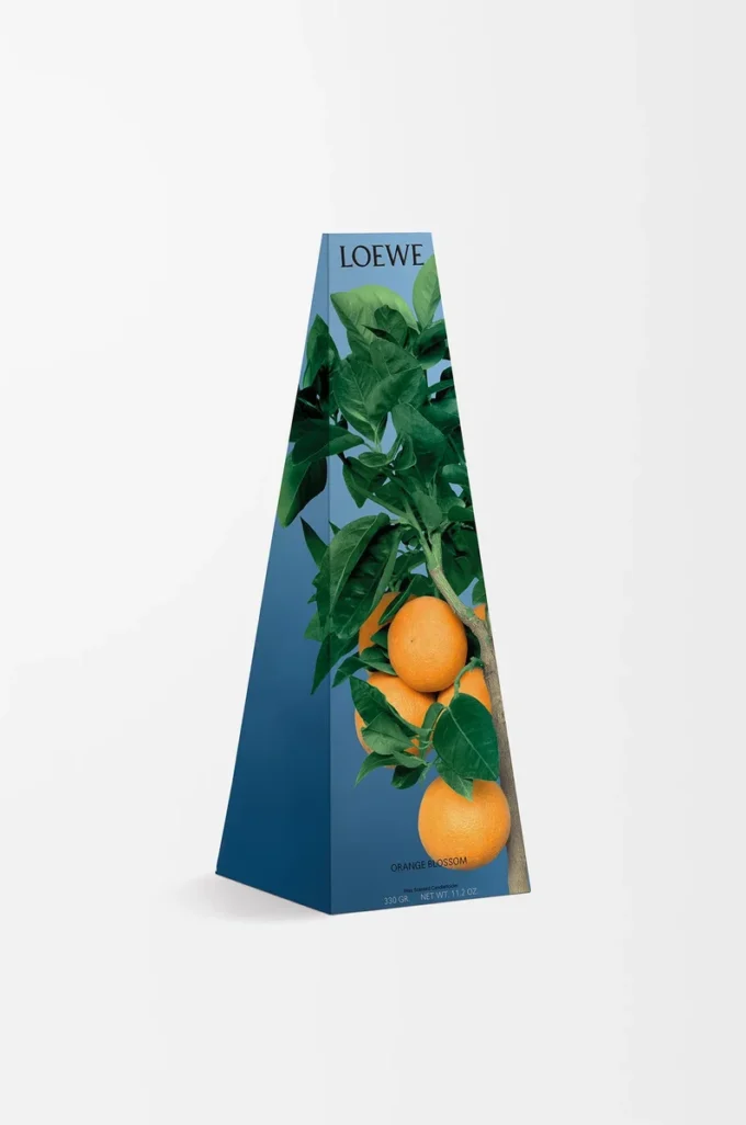 Portavelas de cera perfumado con esencia de azahar, un aroma que evoca la fragancia melosa y terrosa de las flores de naranjo. Portavelas de cera perfumado con esencia de azahar, un aroma que evoca la fragancia melosa y terrosa de las flores de naranjo.
