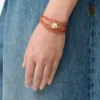 Pulsera Pebble de piel de becerro naranja/dorada Pulsera Pebble de piel de becerro naranja/dorada