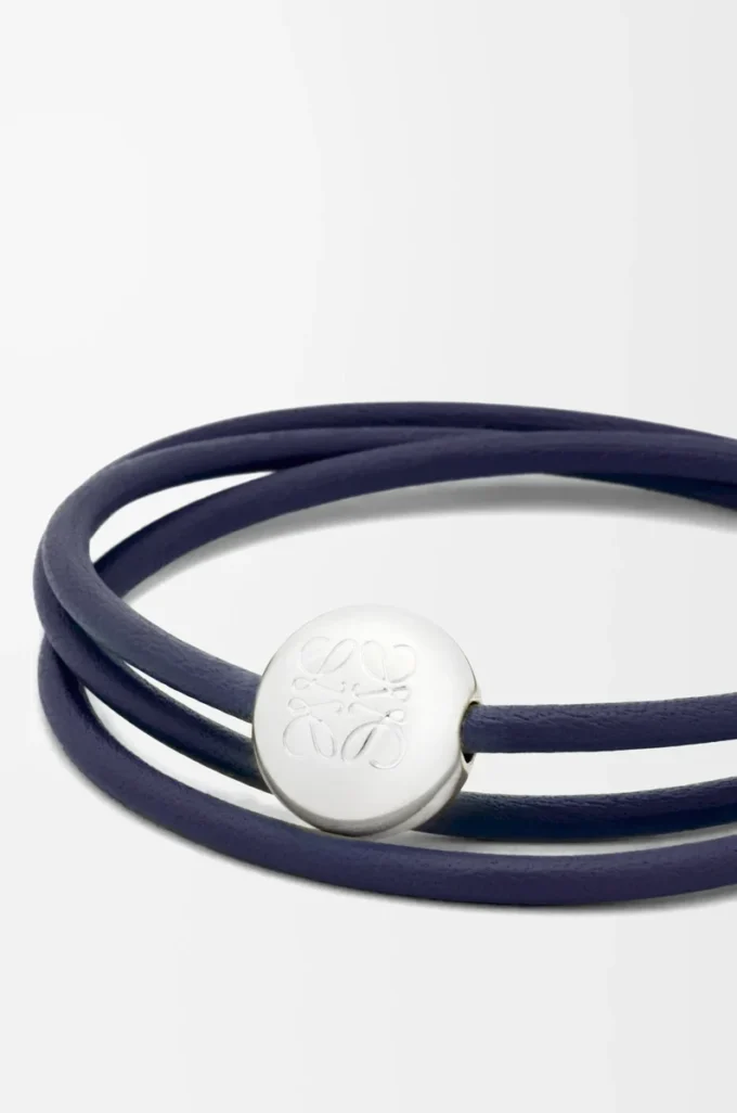 Pulsera Pebble en piel de becerro azul abismo Pulsera Pebble en piel de becerro azul abismo