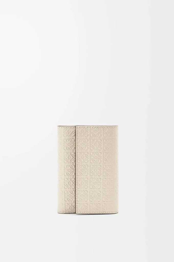 Repetición de cartera vertical pequeña en piel de becerro de seda repujada. Color avena claro. Repetición de cartera vertical pequeña en piel de becerro de seda repujada. Color avena claro.