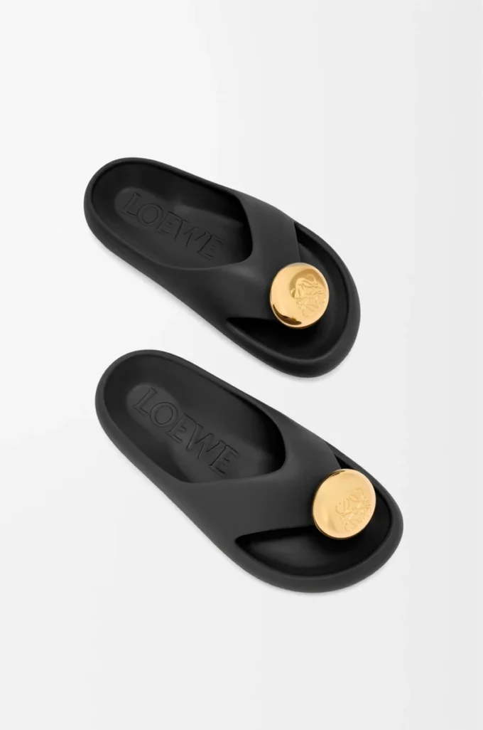 Sandalia Foam Pebble Negro/Dorado