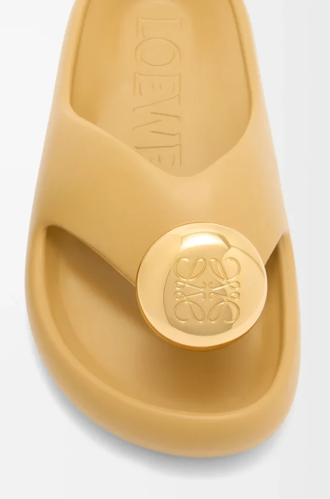 Sandalias de espuma Pebble Concealer medias/doradas