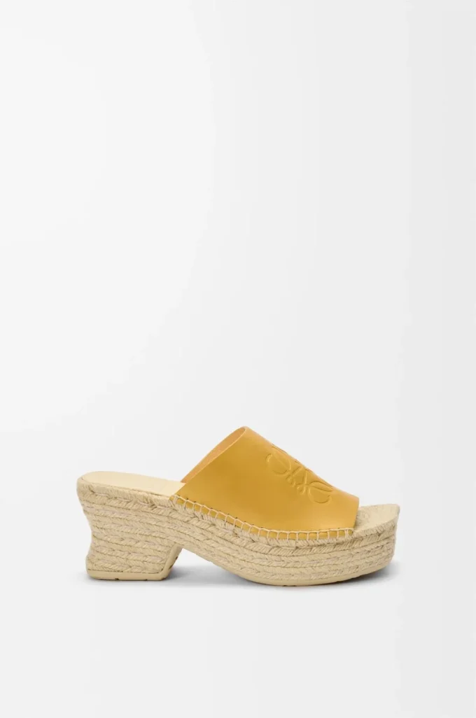Sandalias de plataforma tipo alpargatas con puntera en forma de pétalo, confeccionadas en piel de becerro curtida vegetalmente. Ocre Sandalias de plataforma tipo alpargatas con puntera en forma de pétalo, confeccionadas en piel de becerro curtida vegetalmente. Ocre