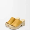 Sandalias de plataforma tipo alpargatas con puntera en forma de pétalo, confeccionadas en piel de becerro curtida vegetalmente. Ocre Sandalias de plataforma tipo alpargatas con puntera en forma de pétalo, confeccionadas en piel de becerro curtida vegetalmente. Ocre