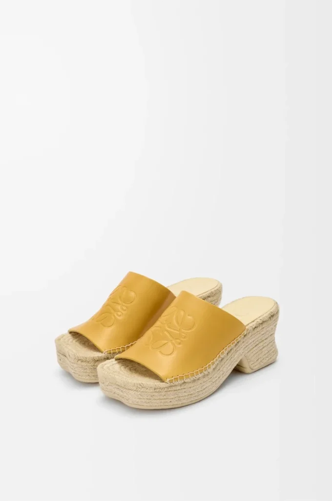 Sandalias de plataforma tipo alpargatas con puntera en forma de pétalo, confeccionadas en piel de becerro curtida vegetalmente. Ocre Sandalias de plataforma tipo alpargatas con puntera en forma de pétalo, confeccionadas en piel de becerro curtida vegetalmente. Ocre