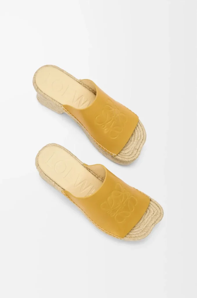 Sandalias de plataforma tipo alpargatas con puntera en forma de pétalo, confeccionadas en piel de becerro curtida vegetalmente. Ocre Sandalias de plataforma tipo alpargatas con puntera en forma de pétalo, confeccionadas en piel de becerro curtida vegetalmente. Ocre