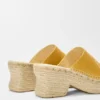 Sandalias de plataforma tipo alpargatas con puntera en forma de pétalo, confeccionadas en piel de becerro curtida vegetalmente. Ocre Sandalias de plataforma tipo alpargatas con puntera en forma de pétalo, confeccionadas en piel de becerro curtida vegetalmente. Ocre