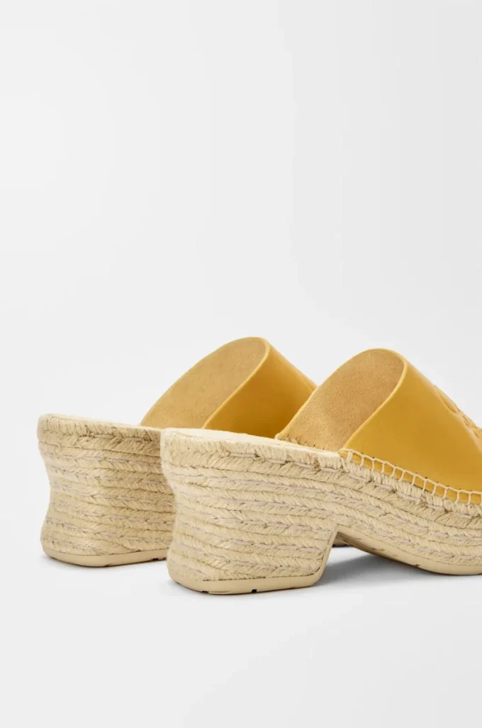 Sandalias de plataforma tipo alpargatas con puntera en forma de pétalo, confeccionadas en piel de becerro curtida vegetalmente. Ocre Sandalias de plataforma tipo alpargatas con puntera en forma de pétalo, confeccionadas en piel de becerro curtida vegetalmente. Ocre