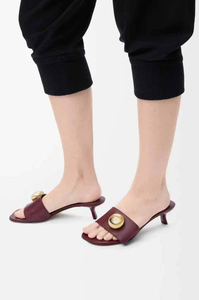 Sandalias Pebble de piel de becerro suave color burdeos Sandalias Pebble de piel de becerro suave color burdeos