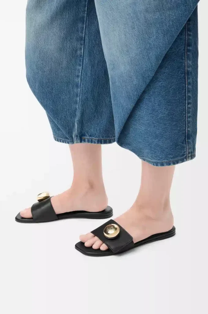 Sandalias Pebble de piel de becerro suave en color negro Sandalias Pebble de piel de becerro suave en color negro