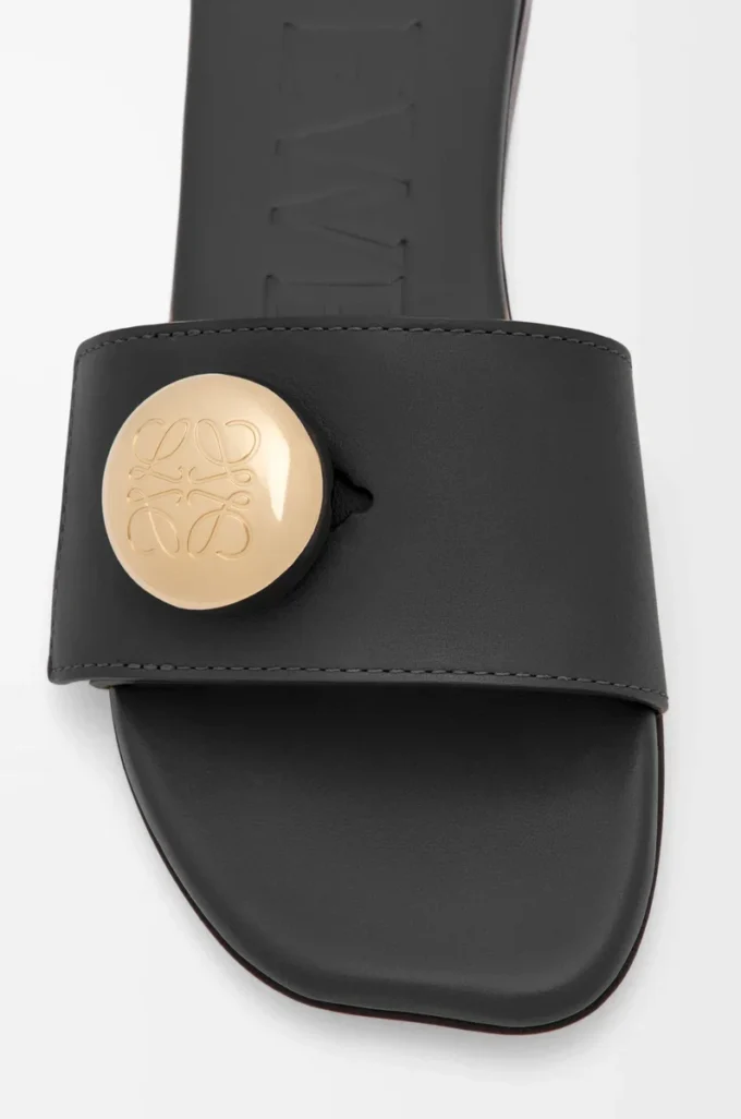 Sandalias Pebble de piel de becerro suave en color negro Sandalias Pebble de piel de becerro suave en color negro